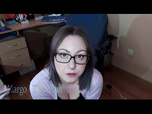 ❤️ Merch Sexy gyda Sbectol Yn Sugno Dildo'n Ddwfn ar y Camera ❤️ Porno wrthon ni ﹏